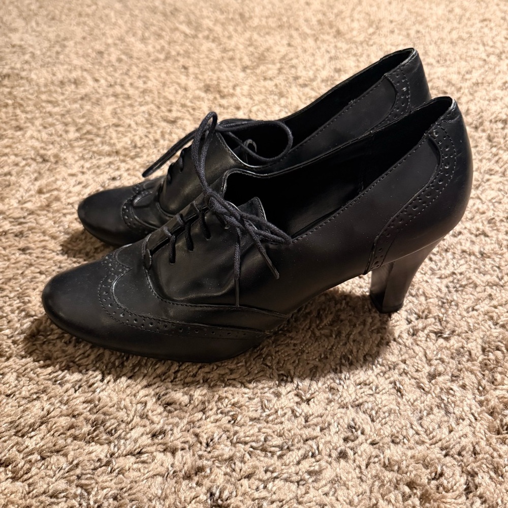 FIONI • Vintage Black Half-Laced Heels • Women’s 9